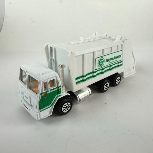 Road Champs Peterbilt Recycle Truck Diecast Toy Model - Picture 1 of 5